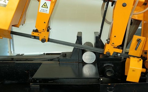 郁南数控带锯床自动送料精度会出现偏差吗？