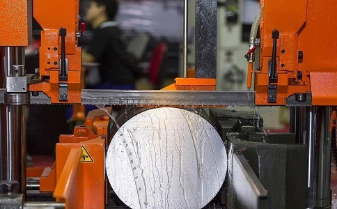 郁南立式金属带锯床切削出现跑带故障解决方法！